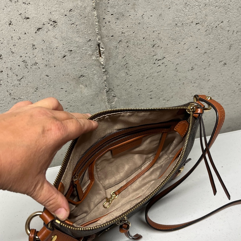 Michael Michael Kors Fallon Medium Messenger Bag. - image 5